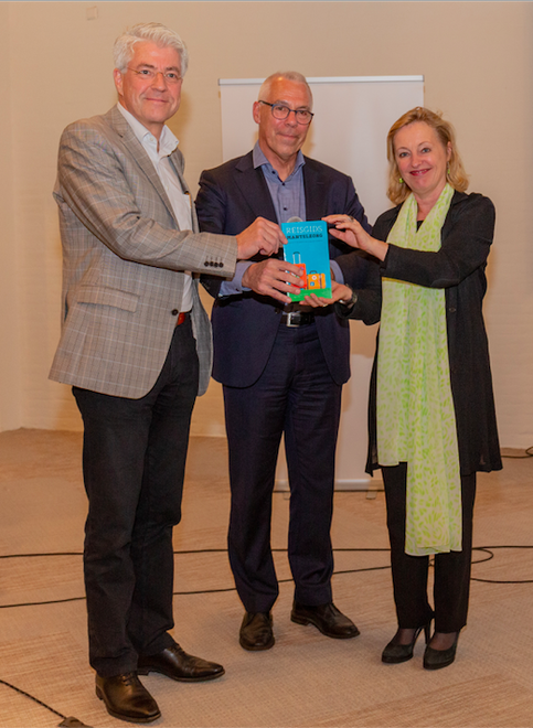 Overhandiging eerste exemplaar aan prof. dr. Jet Bussemaker